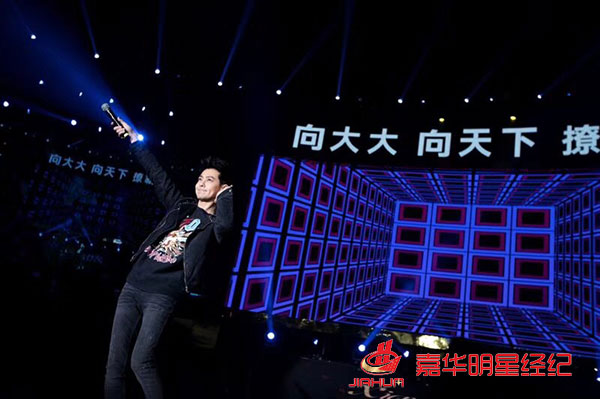 黃圣依出席向大大企業(yè)5周年榮耀盛典，林志穎零點(diǎn)樂隊(duì)等助陣