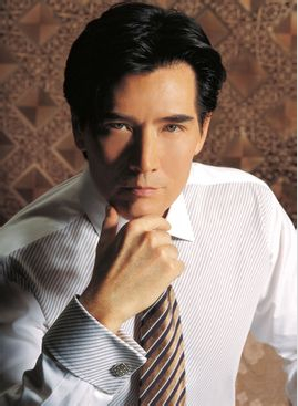 費翔出席大慶駿王美業(yè)12周年慶典