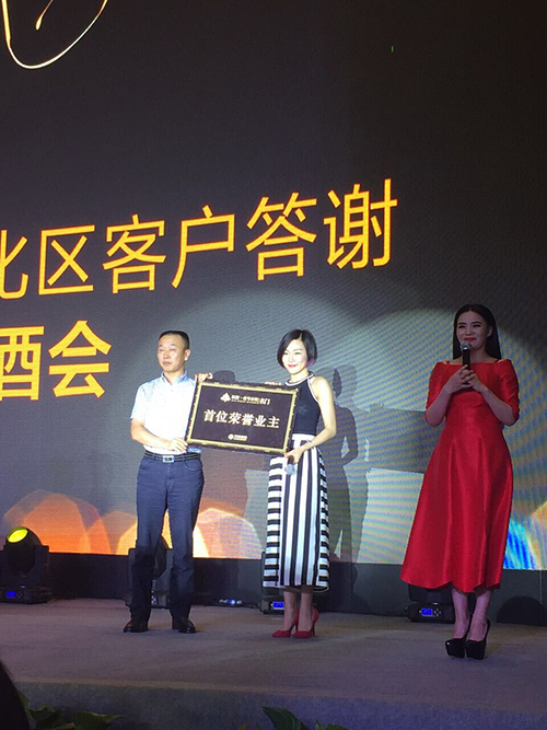 好聲音人氣學(xué)員毛澤少出席武漢萬達(dá)中央文化區(qū)客戶答謝會(huì)