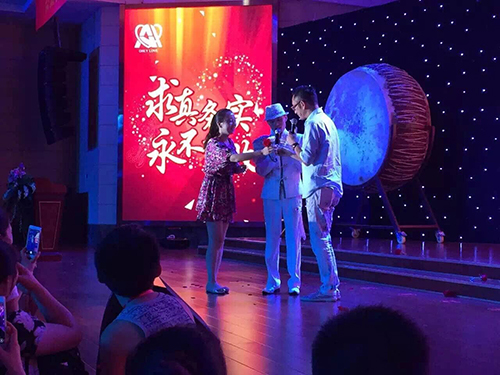 吳啟華、韓國男團(tuán)Notice出席昆明至愛企業(yè)集團(tuán)巨星見面演唱會(huì)