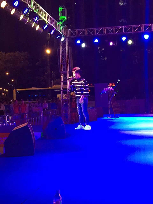 中國好聲音歌浴森出席寧波購物節(jié)暨啤酒節(jié)開幕式活動(dòng)