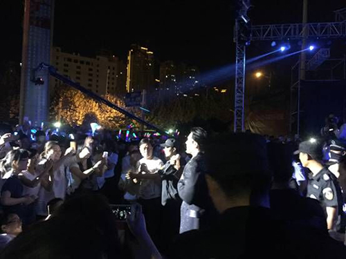 費翔出席亳州萬達(dá)華府倒計時100天