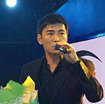 焦恩俊隨經(jīng)紀(jì)人出席燕子尊享SPA福州長樂19周年慶典