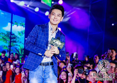 林志穎現(xiàn)身廈門(mén)參加其代言的”總統(tǒng)慢跑鞋”招商大會(huì)現(xiàn)場(chǎng)