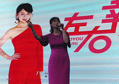 香港著名演員，歌手翁虹出席武漢左右沙發(fā)活動