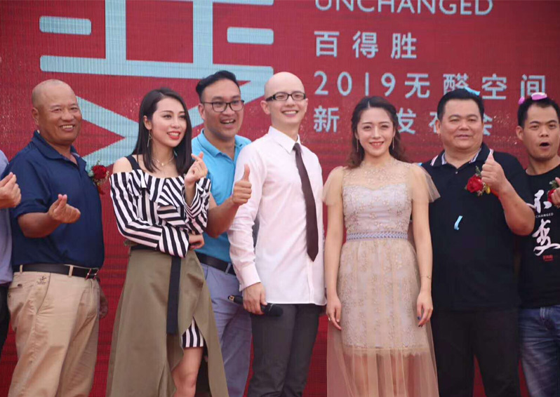 歌星平安、周延英、沈丹丹等明星親臨南寧活動現(xiàn)場獻(xiàn)唱，助力廠家新品發(fā)布