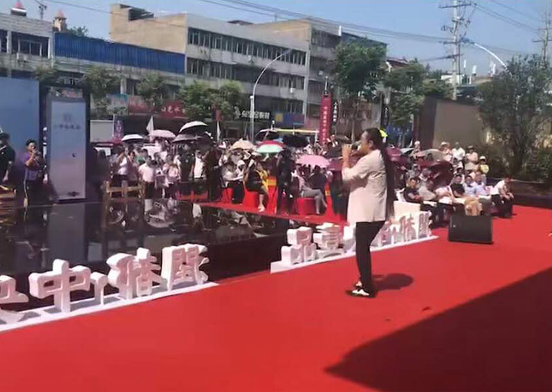 黃安出席安徽五河中央壹品營銷中心開放盛典，現(xiàn)場演唱《東南西北風(fēng)》