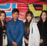 樂(lè)天女孩合影