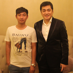 湯鎮(zhèn)宗與經(jīng)紀人李志合影