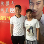 賀剛經(jīng)紀(jì)人李志合影