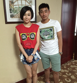 毛澤少與經(jīng)紀(jì)人李志合影