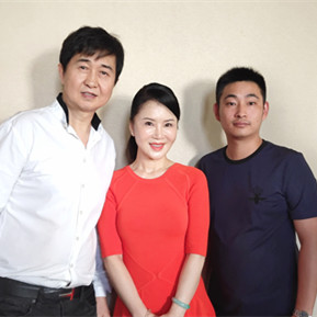 任靜、付笛聲與經(jīng)紀(jì)人李志合影